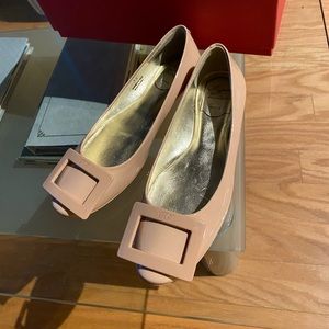Roger Vivier Gommette Patent leather ballerina nude flats 35